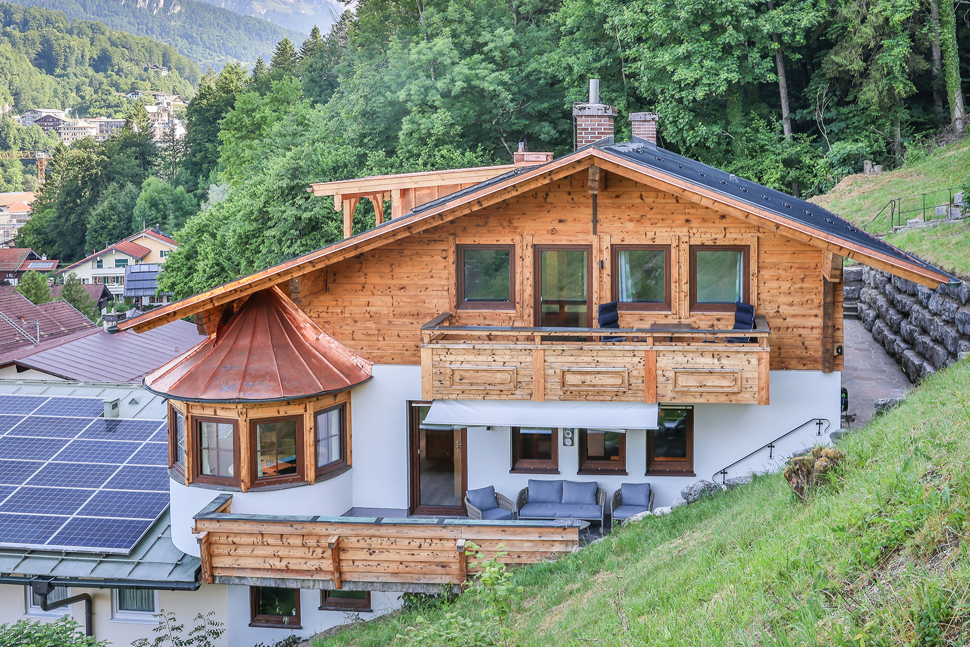 Ferienhaus im Hotel Fischer Außenansicht mit Bergblick und Balkon