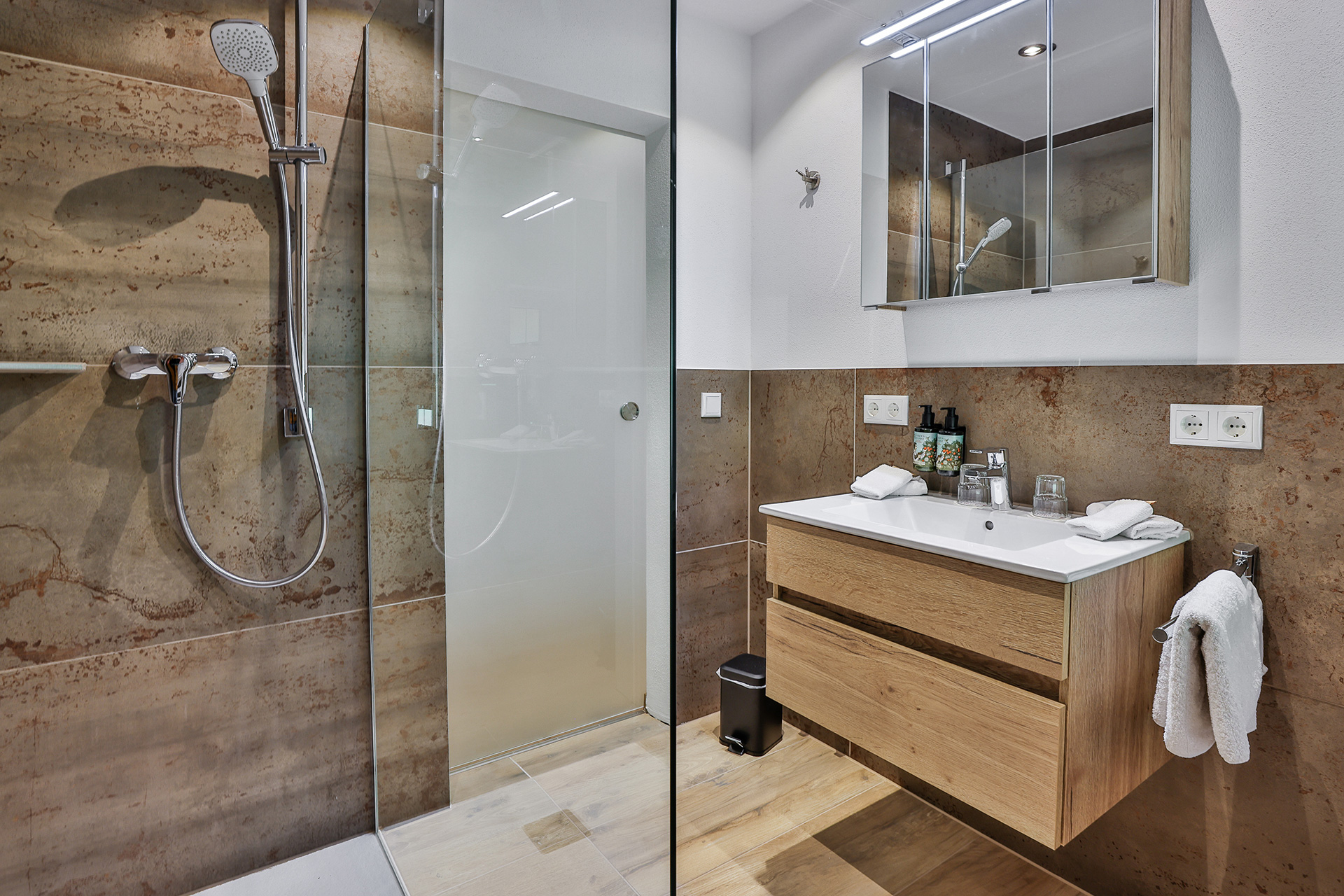 Dusche mit Glaswänden im Alpenländischen Stil Ferienwohnung Enzian Berchtesgaden