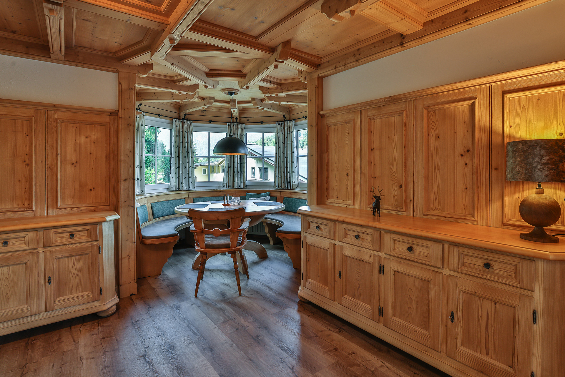 Ferienwohnung Hochkalter komplett bayrischen Stil mit Holzvertäfelung Flur Blick Richtung Essecke